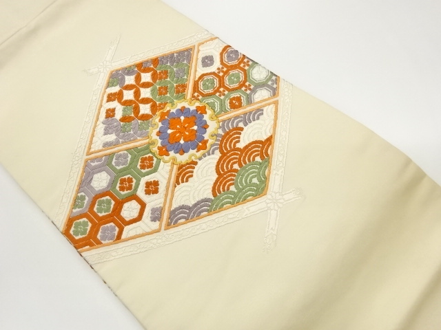 JAPANESE KIMONO / KARORI HISHI / FLOWER DESIGN / CLASSIC PATTERN WOVEN
